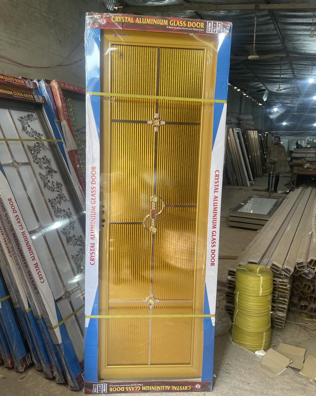 2-2.jpg লাক্সারি গোল্ডেন জারা এলুমিনিয়াম গ্লাস ডোর - Image 9