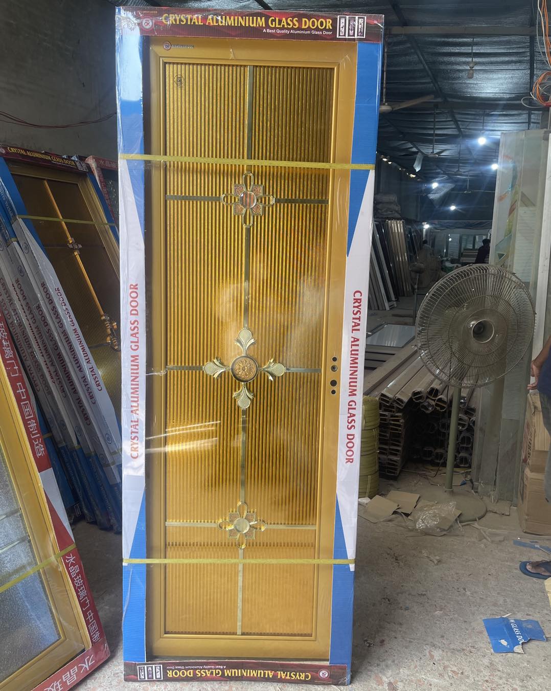 3-2.jpg লাক্সারি গোল্ডেন জারা এলুমিনিয়াম গ্লাস ডোর - Image 8